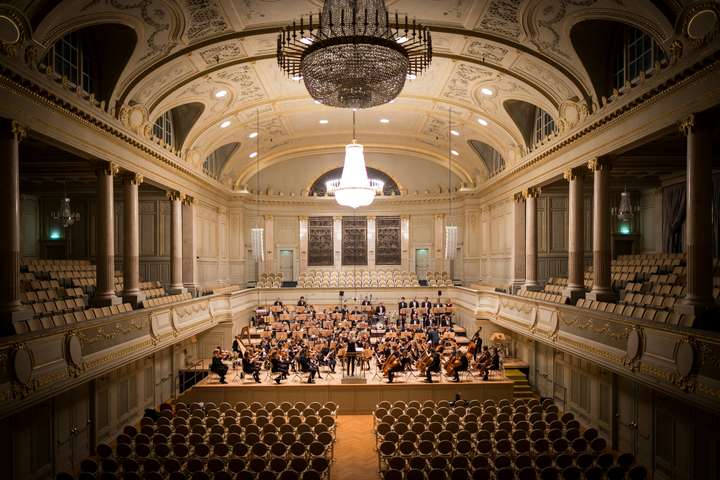 Une salle de spectacle avec un orchestre symphonique